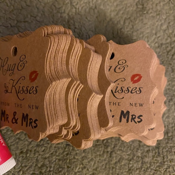 100 Cardstock Tags Hugs & Kisses From The New - Picture 3 of 4